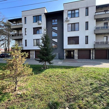 Kazanlak Large Guest House Apartment Near The Center With Full Kitchen & Dining Room, King Beds, Garden Patio, Free Parking & Self Check-In エクステリア 写真