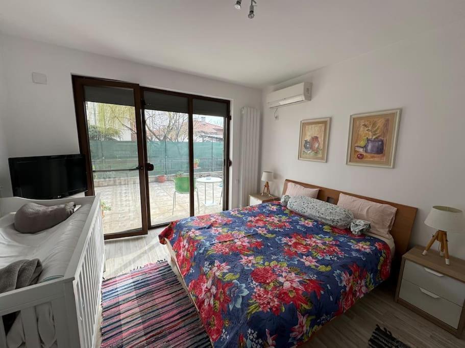 Kazanlak Large Guest House Apartment Near The Center With Full Kitchen & Dining Room, King Beds, Garden Patio, Free Parking & Self Check-In エクステリア 写真