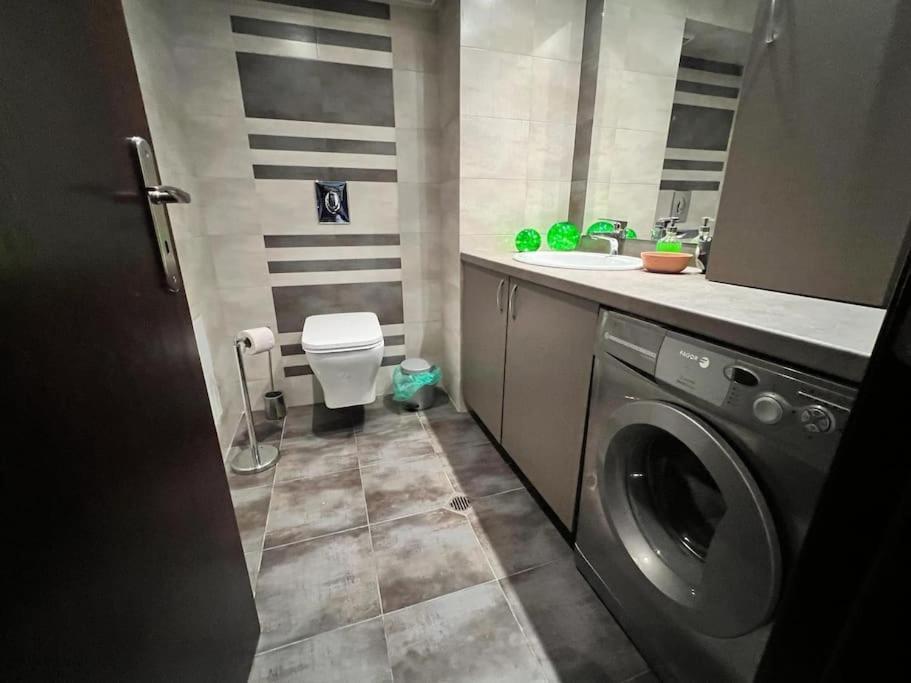 Kazanlak Large Guest House Apartment Near The Center With Full Kitchen & Dining Room, King Beds, Garden Patio, Free Parking & Self Check-In エクステリア 写真