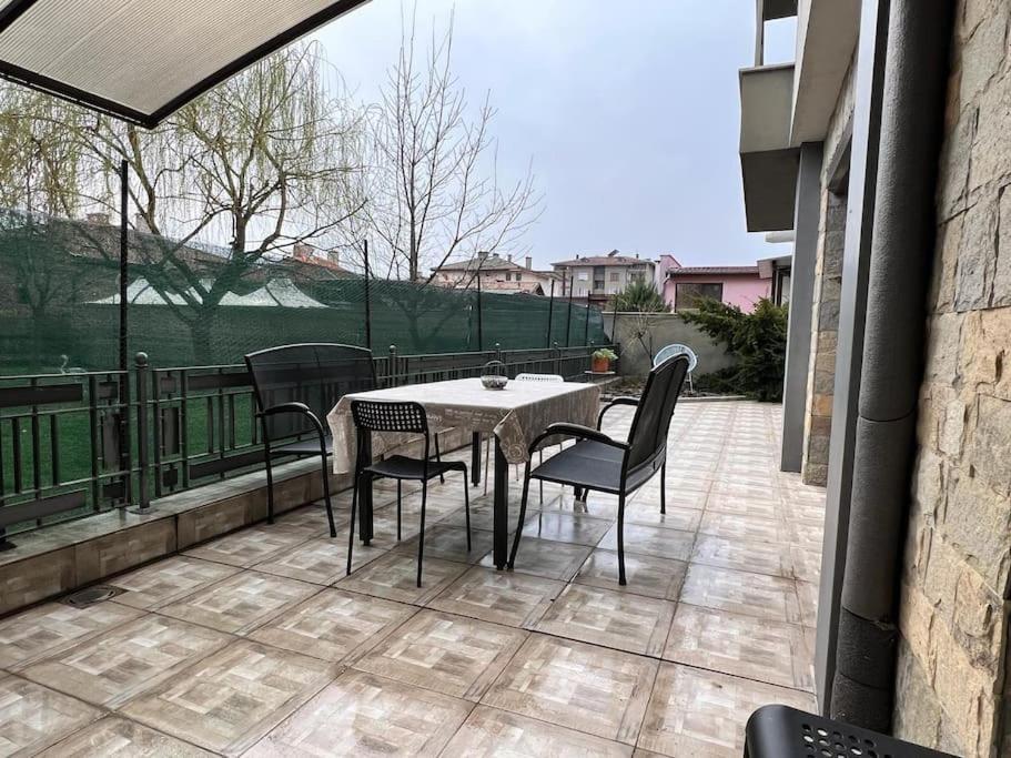 Kazanlak Large Guest House Apartment Near The Center With Full Kitchen & Dining Room, King Beds, Garden Patio, Free Parking & Self Check-In エクステリア 写真