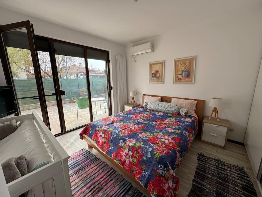 Kazanlak Large Guest House Apartment Near The Center With Full Kitchen & Dining Room, King Beds, Garden Patio, Free Parking & Self Check-In エクステリア 写真