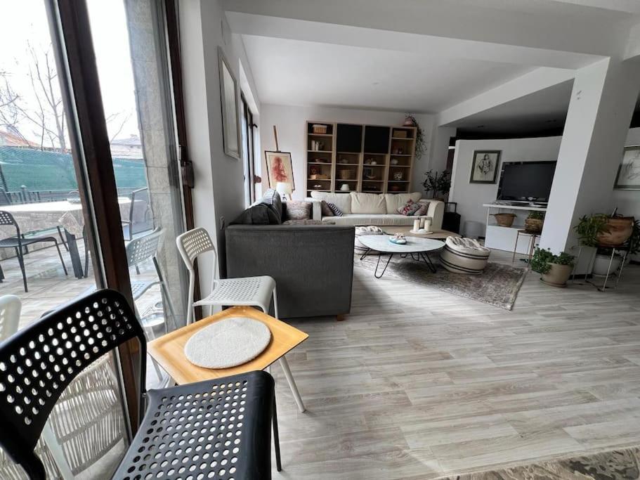 Kazanlak Large Guest House Apartment Near The Center With Full Kitchen & Dining Room, King Beds, Garden Patio, Free Parking & Self Check-In エクステリア 写真
